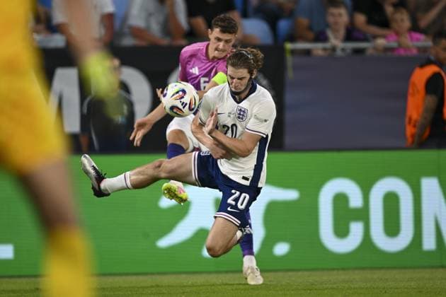 BRATISLAVA - Eric Martel of Germany U21, U 21 Alex Scott of England U21 (l-r) at the National Football Stadium during the Under-21 European Championship, EM, Europameisterschaft final between Young England and Young Germany. ANP Hollandse Hoogte UEFA European Under-21 Championship 2025 Final 2024 25 xVIxANPxSportx xGerritxvanxKeulenxIVx 530646582 originalFilename: 530646582.jpg