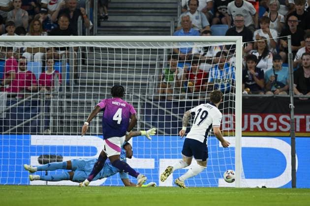 BRATISLAVA - Bright Arrey Mbi of Germany U21, U 21 Germany U21 goalkeeper Tjark Ernst, Harvey Elliot of England U21 scoring 1-0 (l-r) at the National Football Stadium during the Under-21 European Championship, EM, Europameisterschaft final between Young England and Young Germany. ANP Hollandse Hoogte UEFA European Under-21 Championship 2025 Final 2024 25 xVIxANPxSportx xGerritxvanxKeulenxIVx 530646882 originalFilename: 530646882.jpg
