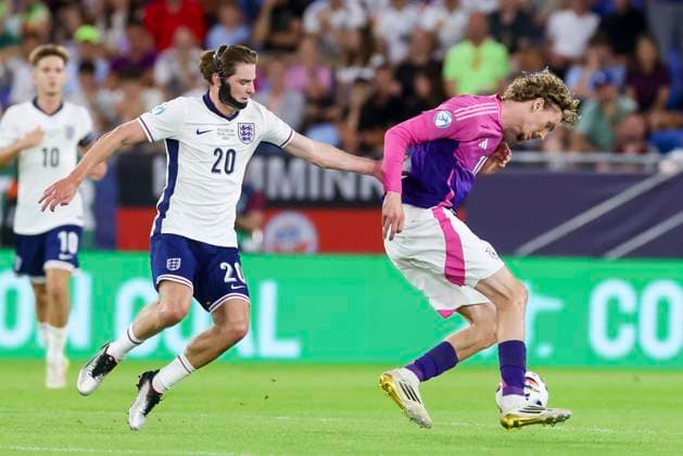 Alex Scott (England) und Nick Woltemade (Germany) kaempfen um den Ball, UEFA European Under-21 Championship 2025 Final, England v Germany Final, National Football Stadium am 28. June 2025 in Bratislava, Slowakei. (Foto von Marco Steinbrenner DeFodi Images) Alex Scott (England) und Nick Woltemade (Germany) battle for the ball, UEFA European Under-21 Championship 2025 Final, England v Germany Final, National Football Stadium, June 28, 2025 in Bratislava, Slovakia. (Photo by Marco Steinbrenner DeFodi Images)