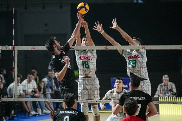 Sport Bilder des Tages Volleyball - FIVB Men s Volleyball Nations League - Bugaria - Turkey - 28.06.2025 Venislav Antov (L) and Preslav Petkov (R) of Bulgaria jump to block the ball against Mirza LagumdÅ¾ija of Turkey during Mens Volleyball Nations League in Burgas, VNL Bulgaria Copyright: xYulianxTodorovx