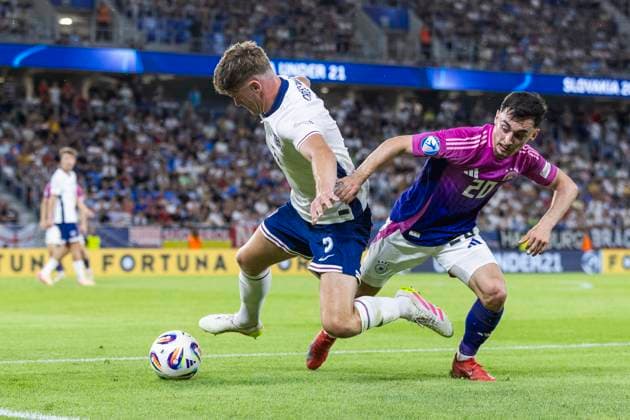 UEFA U21, U 21 Europameisterschaft, Finale: England - Deutschland; 28.06.2025 Charlie Cresswell (England, 5), Paul Nebel (Deutschland, 20) bei der UEFA U21-Europameisterschaft im Finalspiel England - Deutschland, am 28.06.2025, National Football Stadium, Bratislava, Slowakei Copyright: xBEAUTIFULxSPORTS Meuselx