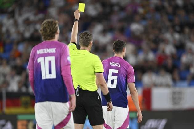 BRATISLAVA - Referee Sander van der Eijk, Eric Martel of Germany U21, U 21 yellow card (l-r) at the National Football Stadium during the Under-21 European Championship, EM, Europameisterschaft final between Young England and Young Germany. ANP Hollandse Hoogte UEFA European Under-21 Championship 2025 Final 2024 25 xVIxANPxSportx xGerritxvanxKeulenxIVx 530648759 originalFilename: 530648759.jpg