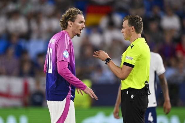 BRATISLAVA - Nick Woltemade of Germany U21, U 21 referee Sander van der Eijk (l-r) at the National Football Stadium during the Under-21 European Championship, EM, Europameisterschaft final between Young England and Young Germany. ANP Hollandse Hoogte UEFA European Under-21 Championship 2025 Final 2024 25 xVIxANPxSportx xGerritxvanxKeulenxIVx 530650920 originalFilename: 530650920.jpg