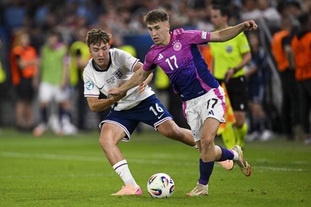 BRATISLAVA - Jack Hinshelwood of England U21, U 21 Brajan Gruda of Germany U21 (l-r) at the National Football Stadium during the Under-21 European Championship, EM, Europameisterschaft final between Young England and Young Germany. ANP Hollandse Hoogte UEFA European Under-21 Championship 2025 Final 2024 25 xVIxANPxSportx xGerritxvanxKeulenxIVx 530651009 originalFilename: 530651009.jpg