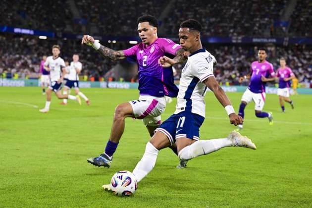 BRATISLAVA - Nnamdi Collins of Germany U21, U 21 Omari Hutchinson of England U21 (l-r) at the National Football Stadium during the Under-21 European Championship, EM, Europameisterschaft final between Young England and Young Germany. ANP Hollandse Hoogte UEFA European Under-21 Championship 2025 Final 2024 25 xVIxANPxSportx xGerritxvanxKeulenxIVx 530652425 originalFilename: 530652425.jpg