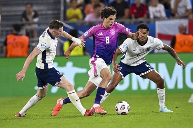 BRATISLAVA - Elliot Anderson of England U21, U 21 Marlin Rohl of Germany U21, Jarell Quansah of England U21 (l-r) at the National Football Stadium during the Under-21 European Championship, EM, Europameisterschaft final between Young England and Young Germany. ANP Hollandse Hoogte UEFA European Under-21 Championship 2025 Final 2024 25 xVIxANPxSportx xGerritxvanxKeulenxIVx 530652881 originalFilename: 530652881.jpg