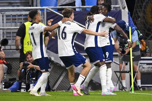 BRATISLAVA - Jonathan Rowe of England U21, U 21 (r) receives congratulations after scoring 3-2 at the National Football Stadium during the Under-21 European Championship, EM, Europameisterschaft final between Young England and Young Germany. ANP Hollandse Hoogte UEFA European Under-21 Championship 2025 Final 2024 25 xVIxANPxSportx xGerritxvanxKeulenxIVx 530653577 originalFilename: 530653577.jpg