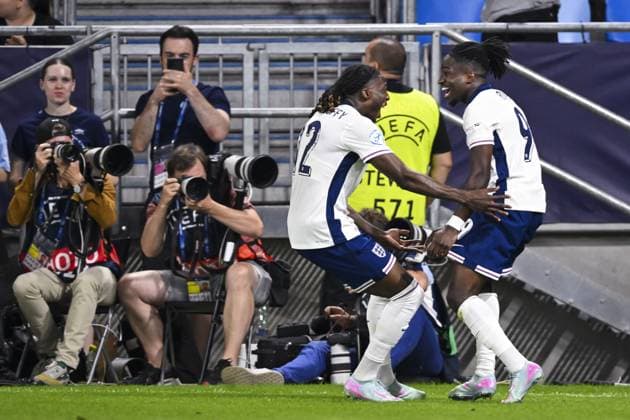 BRATISLAVA - Jonathan Rowe of England U21, U 21 (r) receives congratulations from Tino Livramento of England U21 after scoring 3-2 at the National Football Stadium during the Under-21 European Championship, EM, Europameisterschaft final between Young England and Young Germany. ANP Hollandse Hoogte UEFA European Under-21 Championship 2025 Final 2024 25 xVIxANPxSportx xGerritxvanxKeulenxIVx 530653773 originalFilename: 530653773.jpg