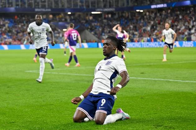Sport Bilder des Tages Bratislava, Narodny futbalovy stadion - Tehelne Pole, 28.06.25, SVK, Herren, UEFA U21, U 21 Europameisterschaft, Finale, England-Deutschland Bild: Jonathan ROWE (England) jubelt nach seinem Tor zum 3:2 UEFA regulations prohibit any use of photographs as image sequences and or quasi-video. Bratislava Slowakei