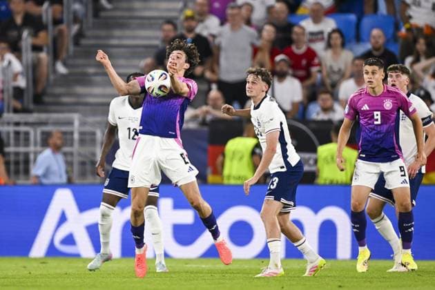 BRATISLAVA - Marlin Rohl of Germany U21, U 21 Tyler Morton of England U21 (l-r) at the National Football Stadium during the Under-21 European Championship, EM, Europameisterschaft final between Young England and Young Germany. ANP Hollandse Hoogte UEFA European Under-21 Championship 2025 Final 2024 25 xVIxANPxSportx xGerritxvanxKeulenxIVx 530654837 originalFilename: 530654837.jpg
