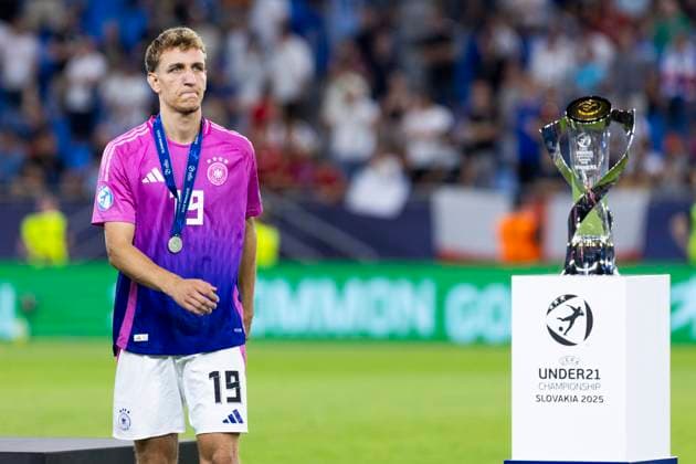 UEFA U21, U 21 Europameisterschaft, Finale: England - Deutschland; 28.06.2025 Nelson Weiper (Deutschland, 19) geht enttäuscht am Pokal vorbei bei der UEFA U21-Europameisterschaft im Finalspiel England - Deutschland, am 28.06.2025, National Football Stadium, Bratislava, Slowakei *** UEFA U21 European Championship, final England Germany 28 06 2025 Nelson Weiper Germany, 19 passes the trophy in disappointment during the UEFA U21 European Championship final England Germany, on 28 06 2025, National Football Stadium, Bratislava, Slovakia Copyright: xBEAUTIFULxSPORTS Meuselx