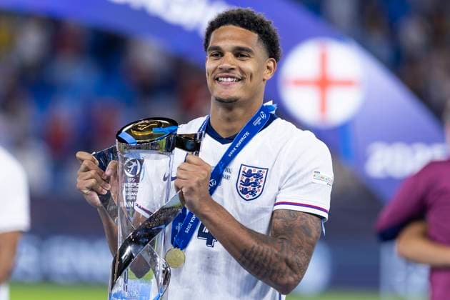 UEFA U21, U 21 Europameisterschaft, Finale: England - Deutschland; 28.06.2025 Jarell Quansah (England, 4) mit Pokal bei der UEFA U21-Europameisterschaft im Finalspiel England - Deutschland, am 28.06.2025, National Football Stadium, Bratislava, Slowakei Copyright: xBEAUTIFULxSPORTS Meuselx
