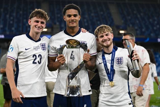 Tyler Morton of England U21, U 21 (left), Jarrell Quansah of England U21 (centre) and Harvey Elliott of England U21 (right) with the trophy England U21 v Netherlands U21, UEFA U21 Championship, Final, National Football Stadium, Bratislava, Slovakia - 28 Jun 2025Bratislava National Football Stadium Slovakia  Copyright: xAlexxNicodim Shutterstockx 15377260gt