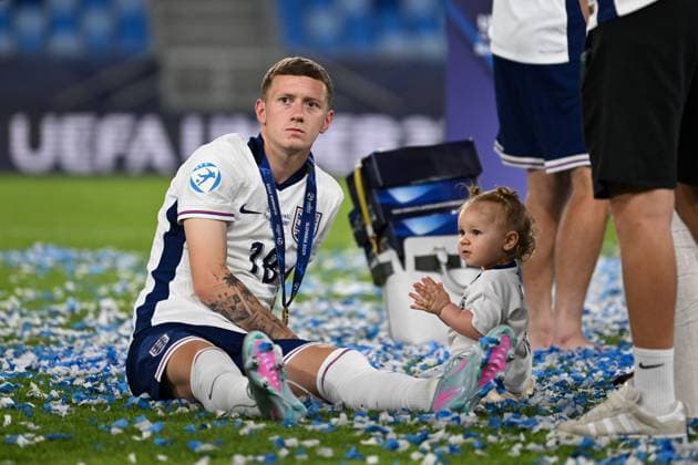 Jay Stansfield of England U21, U 21 relaxes with a family member after the full time whistle England U21 v Netherlands U21, UEFA U21 Championship, Final, National Football Stadium, Bratislava, Slovakia - 28 Jun 2025Bratislava National Football Stadium Slovakia  Copyright: xAlexxNicodim Shutterstockx 15377260gw