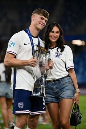 Charlie Cresswell of England U21, U 21 celebrate with a family member England U21 v Netherlands U21, UEFA U21 Championship, Final, National Football Stadium, Bratislava, Slovakia - 28 Jun 2025Bratislava National Football Stadium Slovakia  Copyright: xAlexxNicodim Shutterstockx 15377260gx