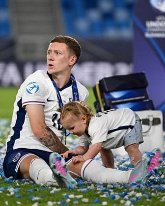 Jay Stansfield of England U21, U 21 relaxes with a family member after the full time whistle England U21 v Netherlands U21, UEFA U21 Championship, Final, National Football Stadium, Bratislava, Slovakia - 28 Jun 2025Bratislava National Football Stadium Slovakia  Copyright: xAlexxNicodim Shutterstockx 15377260gy