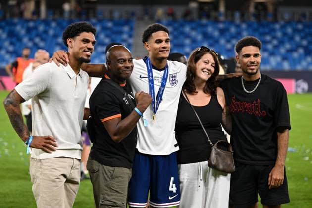 Jarrell Quansah of England U21, U 21 with family and friends after the full time whistle England U21 v Netherlands U21, UEFA U21 Championship, Final, National Football Stadium, Bratislava, Slovakia - 28 Jun 2025Bratislava National Football Stadium Slovakia  Copyright: xAlexxNicodim Shutterstockx 15377260hd