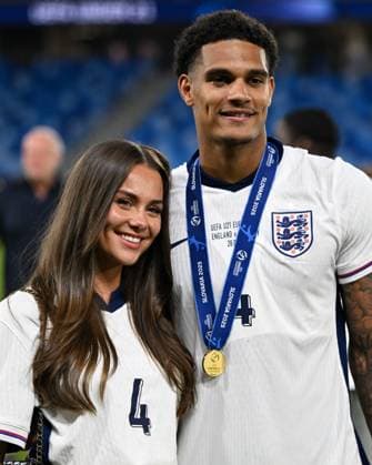 Jarrell Quansah of England U21, U 21 with family after the full time whistle England U21 v Netherlands U21, UEFA U21 Championship, Final, National Football Stadium, Bratislava, Slovakia - 28 Jun 2025Bratislava National Football Stadium Slovakia  Copyright: xAlexxNicodim Shutterstockx 15377260hf