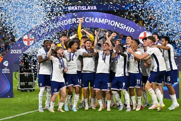 Sport Themen der Woche KW26 Sport Bilder des Tages Bratislava, Narodny futbalovy stadion - Tehelne Pole, 28.06.25, SVK, Herren, UEFA U21, U 21 Europameisterschaft, Finale, England-Deutschland Bild: Siegerfoto England UEFA regulations prohibit any use of photographs as image sequences and or quasi-video. Bratislava Slowakei *** Bratislava, Narodny futbalovy stadion Tehelne Pole, 28 06 25, SVK, Herren, UEFA U21 Europameisterschaft, Finale, England Deutschland Bild Siegerfoto England UEFA regulations prohibit any use of photographs as image sequences and or quasi video Bratislava Slovakia