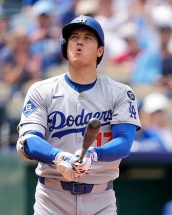 June 28, 2025: Los Angeles Dodgers pitcher Shohei Ohtani (17) watches a foul ball go into the crowd against the Royals at Kauffman Stadium Kansas City, Missouri. CSM. Kansas City United States - ZUMAc04_ 20250628_zma_c04_006 Copyright: xJonxRobichaudx