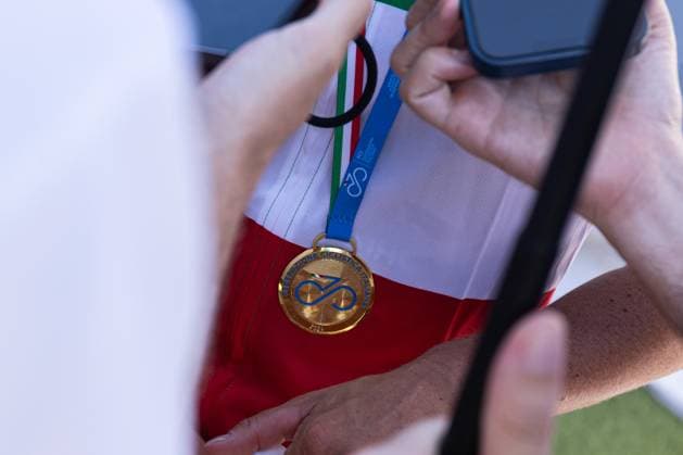 Italian Women s Road cycling, Rad, Radsport, Strasse Championship 2025 - Darfo Boario Terme Detail of the Italian Road Cycling Championship 2025 medal in Darfo Boario Terme, on June 28, 2025. Darfo Boario Terme Italy  Copyright: xTommasoxBerardix originalFilename:berardi-italianr250628_npUVl.jpg