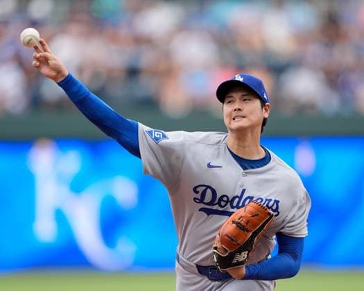 June 28, 2025: Los Angeles Dodgers starting pitcher Shohei Ohtani (17) delivers a pitch against the Royals at Kauffman Stadium Kansas City, Missouri. CSM. Kansas City United States - ZUMAc04_ 20250628_zma_c04_010 Copyright: xJonxRobichaudx
