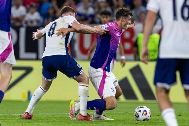 UEFA U21, U 21 Europameisterschaft, Finale: England - Deutschland; 28.06.2025 Elliot Anderson (England, 8), Eric Martel (Deutschland, 6) bei der UEFA U21-Europameisterschaft im Finalspiel England - Deutschland, am 28.06.2025, National Football Stadium, Bratislava, Slowakei Copyright: xBEAUTIFULxSPORTS Meuselx