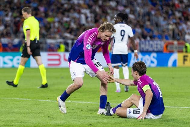 UEFA U21, U 21 Europameisterschaft, Finale: England - Deutschland; 28.06.2025 Nick Woltemade (Deutschland, 10) hilft Rocco Reitz (Deutschland, 18) hoch bei der UEFA U21-Europameisterschaft im Finalspiel England - Deutschland, am 28.06.2025, National Football Stadium, Bratislava, Slowakei Copyright: xBEAUTIFULxSPORTS Meuselx