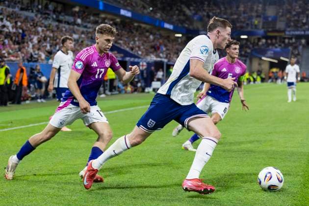 UEFA U21, U 21 Europameisterschaft, Finale: England - Deutschland; 28.06.2025 Elliot Anderson (England, 8), Brajan Gruda (Deutschland, 17) bei der UEFA U21-Europameisterschaft im Finalspiel England - Deutschland, am 28.06.2025, National Football Stadium, Bratislava, Slowakei Copyright: xBEAUTIFULxSPORTS Meuselx