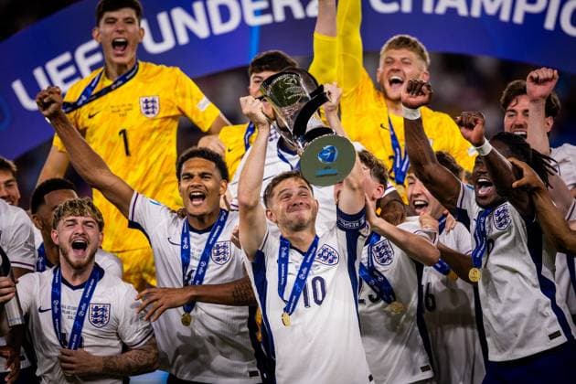 ENGLAND U21, U 21 - GERMANY U21 FINAL James McAtee, Jonathan Rowe, Jarell Quansah, Harvey Elliott of England celebrate with a trophy after the UEFA European Under-21 Championship 2025 Final football match between England U21 and Germany U21. National Football Stadium (Tehelene Pole), Bratislava, Slovakia, June 28, 2025. Photo by Branislav Racko Copyright: xx 080A3579