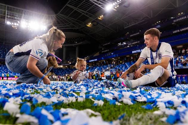 ENGLAND U21, U 21 - GERMANY U21 FINAL Jay Stansfield of England celebrates with his family after the UEFA European Under-21 Championship 2025 Final football match between England U21 and Germany U21. National Football Stadium (Tehelene Pole), Bratislava, Slovakia, June 28, 2025. Photo by Branislav Racko Copyright: xBranislavxRackox AS0I1634