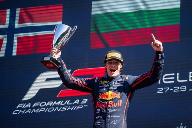 Sport Bilder des Tages Nikola Tsolov (Bulgarien, Campos Racing, Red Bull Junior) jubelt auf dem Podium bei der Siegerehrung mit Pokal ueber den Sieg, AUT, FIA Formel 3 Meisterschaft, MSC Cruises Grand Prix von Oesterreich, Red Bull Ring Spielberg, Hauptrennen, Saison 2025, 29.06.2025 AUT, FIA Formel 3 Meisterschaft, MSC Cruises Grand Prix von Oesterreich, Red Bull Ring Spielberg, Hauptrennen, Saison 2025, 29.06.2025 Spielberg Copyright: xEibner-Pressefoto Memmlerx EP_MMR