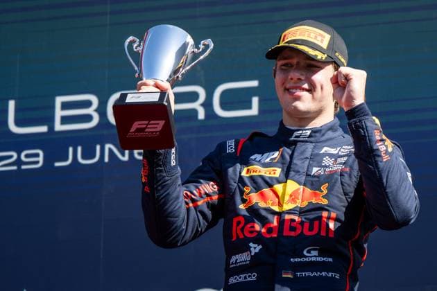 Tim Tramnitz (Deutschland, MP Motorsport, Red Bull Junior) jubelt auf dem Podium bei der Siegerehrung mit Pokal ueber Platz 3, AUT, FIA Formel 3 Meisterschaft, MSC Cruises Grand Prix von Oesterreich, Red Bull Ring Spielberg, Hauptrennen, Saison 2025, 29.06.2025 AUT, FIA Formel 3 Meisterschaft, MSC Cruises Grand Prix von Oesterreich, Red Bull Ring Spielberg, Hauptrennen, Saison 2025, 29.06.2025 Spielberg Copyright: xEibner-Pressefoto Memmlerx EP_MMR