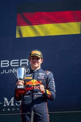 Tim Tramnitz (Deutschland, MP Motorsport, Red Bull Junior) jubelt auf dem Podium bei der Siegerehrung mit Pokal ueber Platz 3, AUT, FIA Formel 3 Meisterschaft, MSC Cruises Grand Prix von Oesterreich, Red Bull Ring Spielberg, Hauptrennen, Saison 2025, 29.06.2025 AUT, FIA Formel 3 Meisterschaft, MSC Cruises Grand Prix von Oesterreich, Red Bull Ring Spielberg, Hauptrennen, Saison 2025, 29.06.2025 Spielberg Copyright: xEibner-Pressefoto Memmlerx EP_MMR