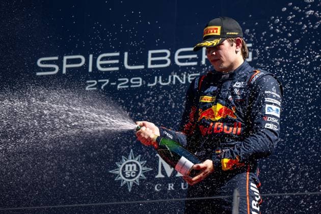 Tim Tramnitz (Deutschland, MP Motorsport, Red Bull Junior) jubelt auf dem Podium bei der Siegerehrung mit Champagner ueber Platz 3, AUT, FIA Formel 3 Meisterschaft, MSC Cruises Grand Prix von Oesterreich, Red Bull Ring Spielberg, Hauptrennen, Saison 2025, 29.06.2025 AUT, FIA Formel 3 Meisterschaft, MSC Cruises Grand Prix von Oesterreich, Red Bull Ring Spielberg, Hauptrennen, Saison 2025, 29.06.2025 Spielberg Copyright: xEibner-Pressefoto Memmlerx EP_MMR