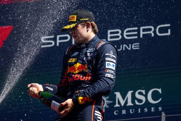 Tim Tramnitz (Deutschland, MP Motorsport, Red Bull Junior) jubelt auf dem Podium bei der Siegerehrung mit Champagner ueber Platz 3, AUT, FIA Formel 3 Meisterschaft, MSC Cruises Grand Prix von Oesterreich, Red Bull Ring Spielberg, Hauptrennen, Saison 2025, 29.06.2025 AUT, FIA Formel 3 Meisterschaft, MSC Cruises Grand Prix von Oesterreich, Red Bull Ring Spielberg, Hauptrennen, Saison 2025, 29.06.2025 Spielberg Copyright: xEibner-Pressefoto Memmlerx EP_MMR