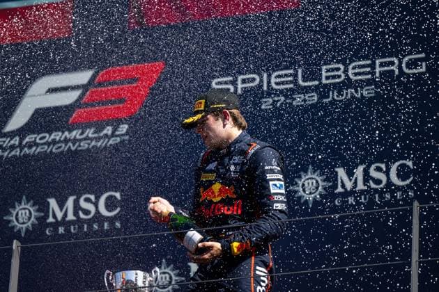 Tim Tramnitz (Deutschland, MP Motorsport, Red Bull Junior) jubelt auf dem Podium bei der Siegerehrung mit Champagner ueber Platz 3, AUT, FIA Formel 3 Meisterschaft, MSC Cruises Grand Prix von Oesterreich, Red Bull Ring Spielberg, Hauptrennen, Saison 2025, 29.06.2025 AUT, FIA Formel 3 Meisterschaft, MSC Cruises Grand Prix von Oesterreich, Red Bull Ring Spielberg, Hauptrennen, Saison 2025, 29.06.2025 Spielberg Copyright: xEibner-Pressefoto Memmlerx EP_MMR