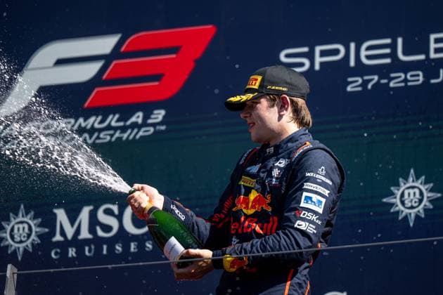 Tim Tramnitz (Deutschland, MP Motorsport, Red Bull Junior) jubelt auf dem Podium bei der Siegerehrung mit Champagner ueber Platz 3, AUT, FIA Formel 3 Meisterschaft, MSC Cruises Grand Prix von Oesterreich, Red Bull Ring Spielberg, Hauptrennen, Saison 2025, 29.06.2025 AUT, FIA Formel 3 Meisterschaft, MSC Cruises Grand Prix von Oesterreich, Red Bull Ring Spielberg, Hauptrennen, Saison 2025, 29.06.2025 Spielberg Copyright: xEibner-Pressefoto Memmlerx EP_MMR