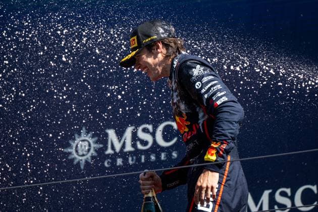 Nikola Tsolov (Bulgarien, Campos Racing, Red Bull Junior) jubelt auf dem Podium bei der Siegerehrung mit Champagner ueber den Sieg, AUT, FIA Formel 3 Meisterschaft, MSC Cruises Grand Prix von Oesterreich, Red Bull Ring Spielberg, Hauptrennen, Saison 2025, 29.06.2025 AUT, FIA Formel 3 Meisterschaft, MSC Cruises Grand Prix von Oesterreich, Red Bull Ring Spielberg, Hauptrennen, Saison 2025, 29.06.2025 Spielberg Copyright: xEibner-Pressefoto Memmlerx EP_MMR