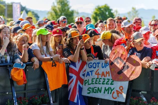 Die Fans warten am Green Carpet auf die Fahrer, Grosser Preis von Oesterreich, Motorsport, Formel 1, Saison 2025, 29.06.2025 Grosser Preis von Oesterreich, Motorsport, Formel 1, Saison 2025, 29.06.2025 Copyright: xEibner-Pressefoto AlexanderxNeisx EP_ANS