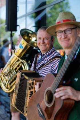Volkstümliche Band heizt den Fans ein, Grosser Preis von Oesterreich, Motorsport, Formel 1, Saison 2025, 29.06.2025 Grosser Preis von Oesterreich, Motorsport, Formel 1, Saison 2025, 29.06.2025 Copyright: xEibner-Pressefoto AlexanderxNeisx EP_ANS