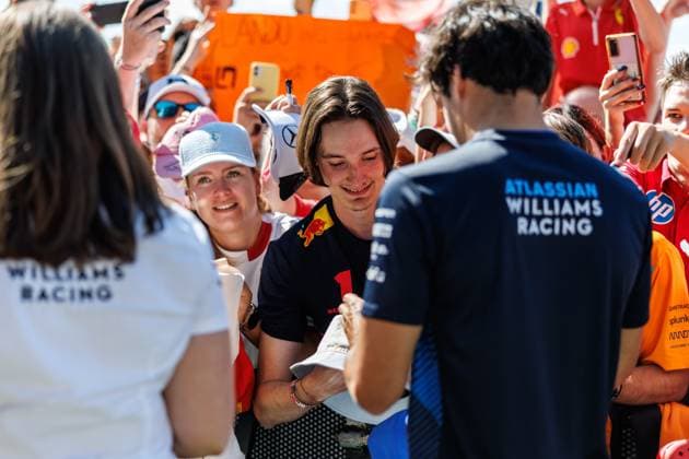 Carlos Sainz (Williams Racing, 55) gibt Autogramme, Grosser Preis von Oesterreich, Motorsport, Formel 1, Saison 2025, 29.06.2025 Grosser Preis von Oesterreich, Motorsport, Formel 1, Saison 2025, 29.06.2025 Copyright: xEibner-Pressefoto AlexanderxNeisx EP_ANS