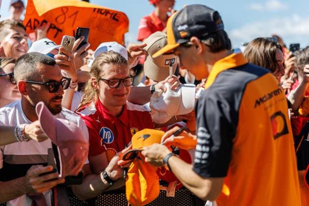 Oscar Piastri (McLaren Formula 1 Team, 81) gibt Autogramme, Grosser Preis von Oesterreich, Motorsport, Formel 1, Saison 2025, 29.06.2025 Grosser Preis von Oesterreich, Motorsport, Formel 1, Saison 2025, 29.06.2025 Copyright: xEibner-Pressefoto AlexanderxNeisx EP_ANS