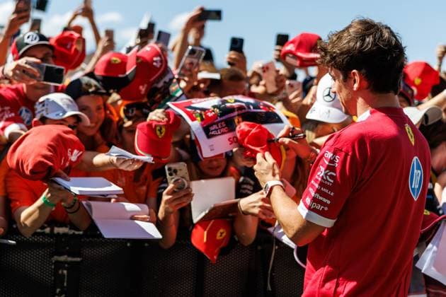 Charles Leclerc (Scuderia Ferrari HP, 16) gibt Autogramme, Grosser Preis von Oesterreich, Motorsport, Formel 1, Saison 2025, 29.06.2025 Grosser Preis von Oesterreich, Motorsport, Formel 1, Saison 2025, 29.06.2025 Copyright: xEibner-Pressefoto AlexanderxNeisx EP_ANS