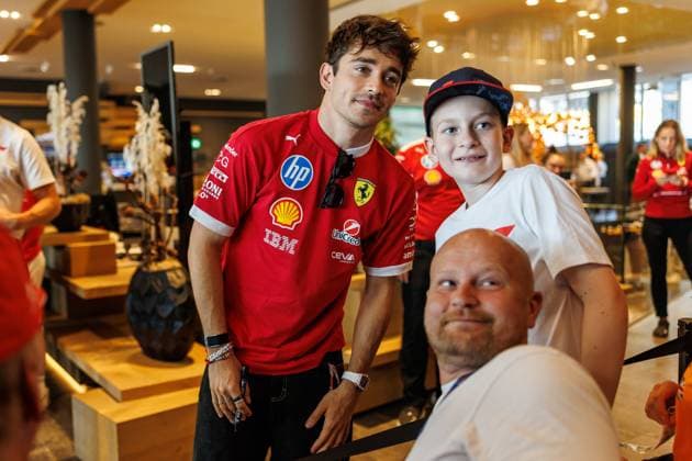 Charles Leclerc (Scuderia Ferrari HP, 16) macht Selfies mit Fans, Grosser Preis von Oesterreich, Motorsport, Formel 1, Saison 2025, 29.06.2025 Grosser Preis von Oesterreich, Motorsport, Formel 1, Saison 2025, 29.06.2025 Copyright: xEibner-Pressefoto AlexanderxNeisx EP_ANS