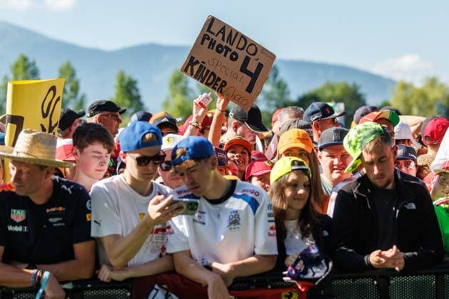Fans warten auf die Fahrer, Grosser Preis von Oesterreich, Motorsport, Formel 1, Saison 2025, 29.06.2025 Grosser Preis von Oesterreich, Motorsport, Formel 1, Saison 2025, 29.06.2025 Copyright: xEibner-Pressefoto AlexanderxNeisx EP_ANS