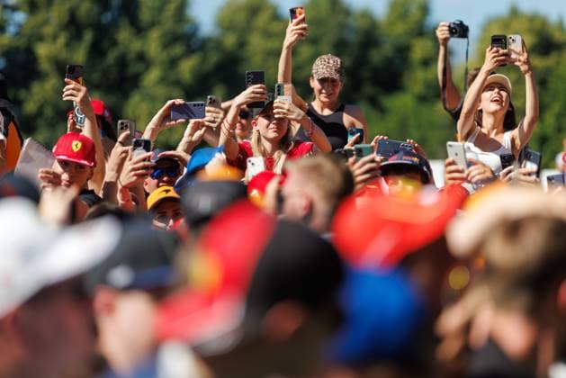 Fans warten auf die Fahrer, Grosser Preis von Oesterreich, Motorsport, Formel 1, Saison 2025, 29.06.2025 Grosser Preis von Oesterreich, Motorsport, Formel 1, Saison 2025, 29.06.2025 Copyright: xEibner-Pressefoto AlexanderxNeisx EP_ANS
