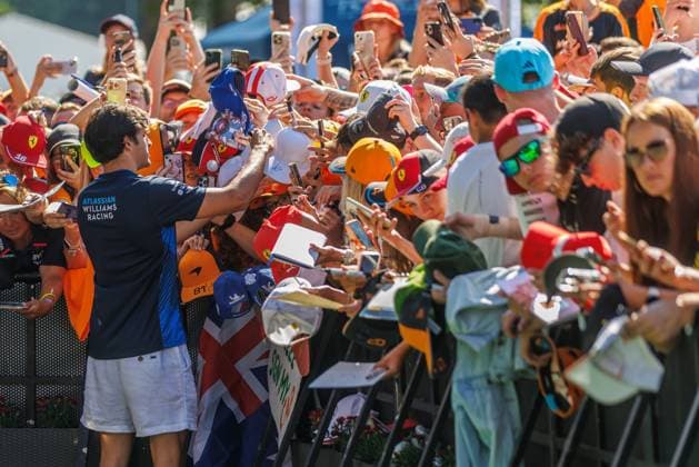 Carlos Sainz (Williams Racing, 55) gibt Autogramme, Grosser Preis von Oesterreich, Motorsport, Formel 1, Saison 2025, 29.06.2025 Grosser Preis von Oesterreich, Motorsport, Formel 1, Saison 2025, 29.06.2025 Copyright: xEibner-Pressefoto AlexanderxNeisx EP_ANS