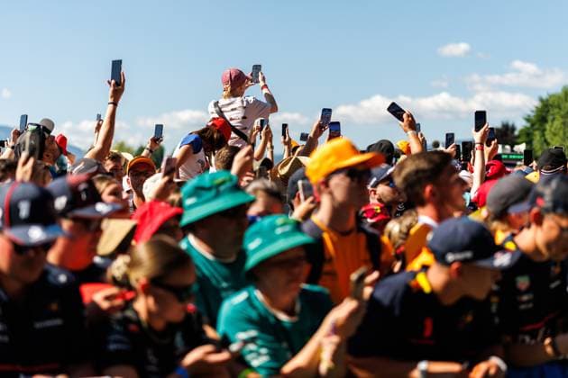 Fans warten auf die Fahrer und zuecken das Handy, Grosser Preis von Oesterreich, Motorsport, Formel 1, Saison 2025, 29.06.2025 Grosser Preis von Oesterreich, Motorsport, Formel 1, Saison 2025, 29.06.2025 Copyright: xEibner-Pressefoto AlexanderxNeisx EP_ANS