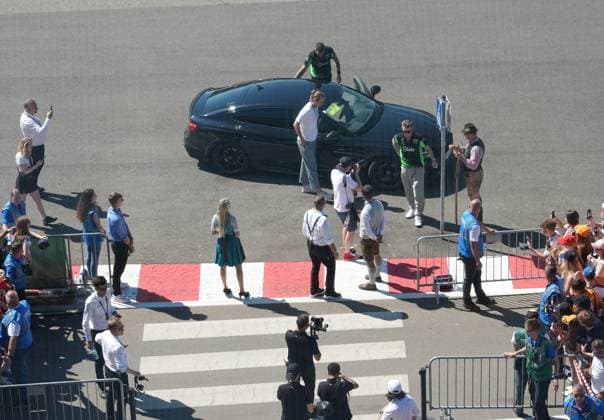 29.06.2025, Red Bull Ring, Spielberg, Formel 1 Großer Preis von Österreich 2025 , im Bild Nico Hülkenberg (DEU), Stake F1 Team Kick Sauber unterschreibt Autogramme an die zahlreichen Fans. (Photo by Hasan Bratic DeFodi Images)